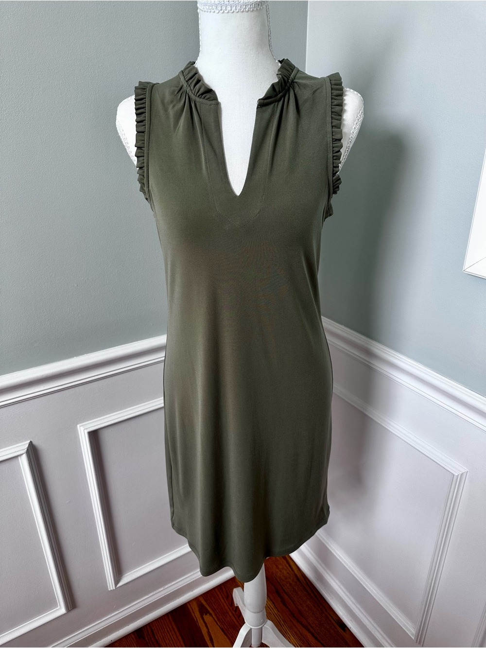 Michael Kors Sleeveless Olive Green Ruffle V-Neck Shift Dress Size XS EUC